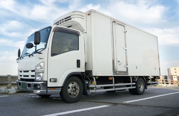 食品から産業廃棄物まで幅広く対応できる冷蔵用の車両がございます | 宮崎から全国への運送は株式会社昭英物流